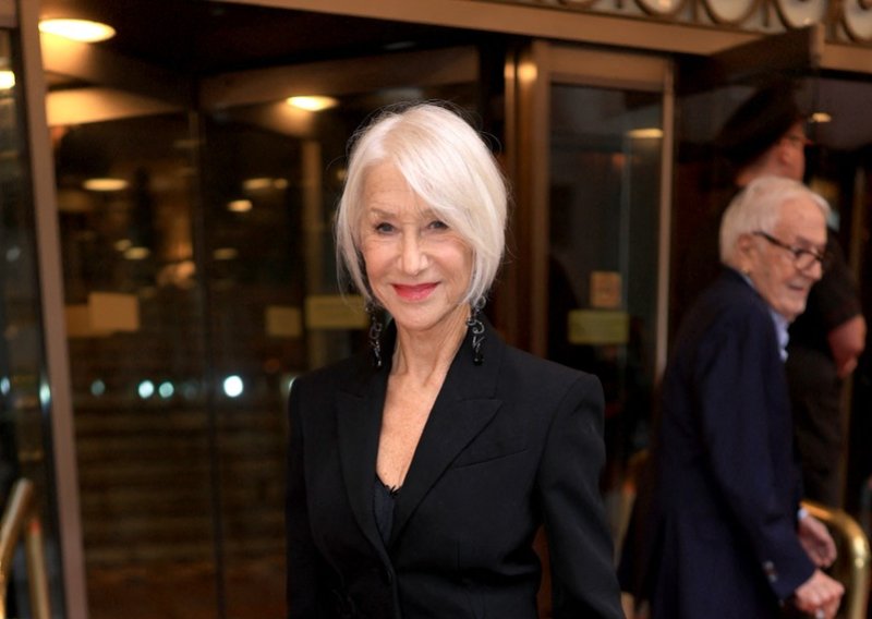 Izdanje za pamćenje: Helen Mirren spojila strogi sako i plisiranu suknju, a svi gledaju u efektne detalje
