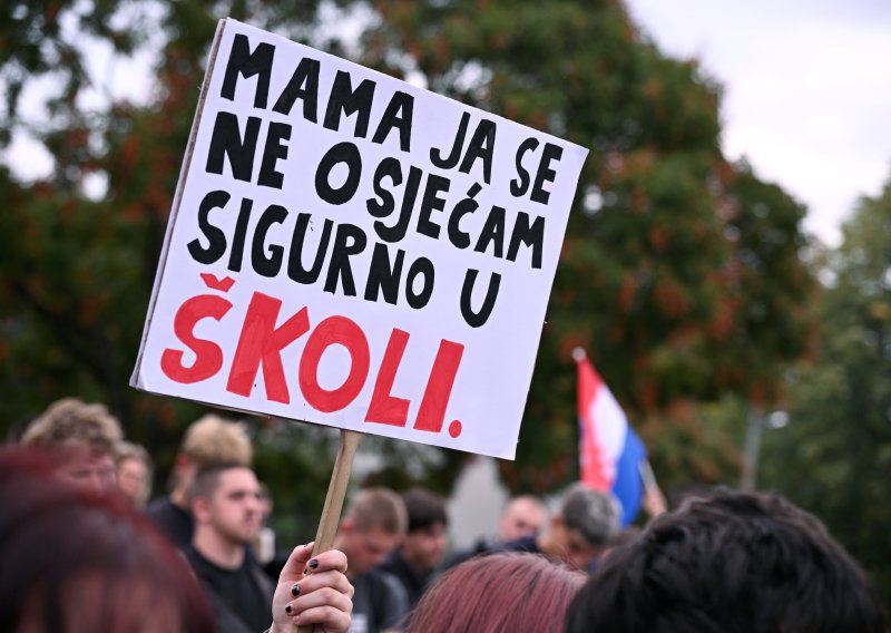 FOTO Prosvjed nakon napada u zagrebačkoj školi: 'Ovo je mjesto s kojeg bismo trebali vrištati'