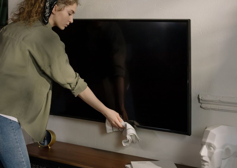 Kupili ste rabljeni elektronički uređaj? Čestitamo. Evo kako ćete ga temeljito očistiti