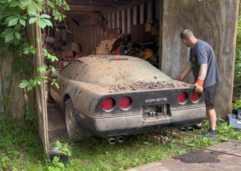 Corvette je gotovo 20 godina stajala u štali, štakori su napravili kaos: Kad ju je vlasnik ponovno vidio, rasplakao se
