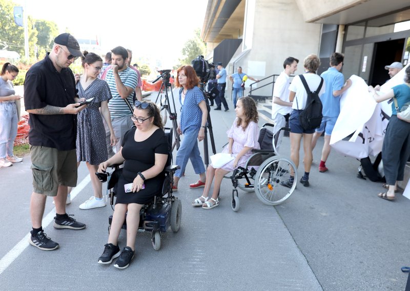 Osobni asistenti traže da se 'odmah poveća' cijena sata usluge, ministar poručio: 'To je više od usluge'