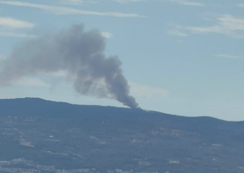 VIDEO Požar na Braču ponovno se rasplamsao: Gori kod Milne, u akciji kanaderi i Air Tractor