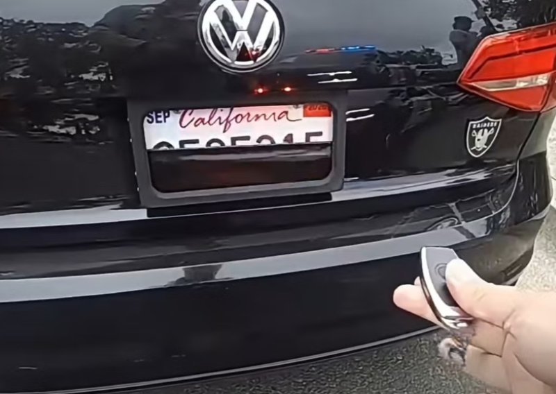 Policajci su primijetili da mu je registracija misteriozno nestala: Kad su ga zaustavili, otkrili su genijalan trik