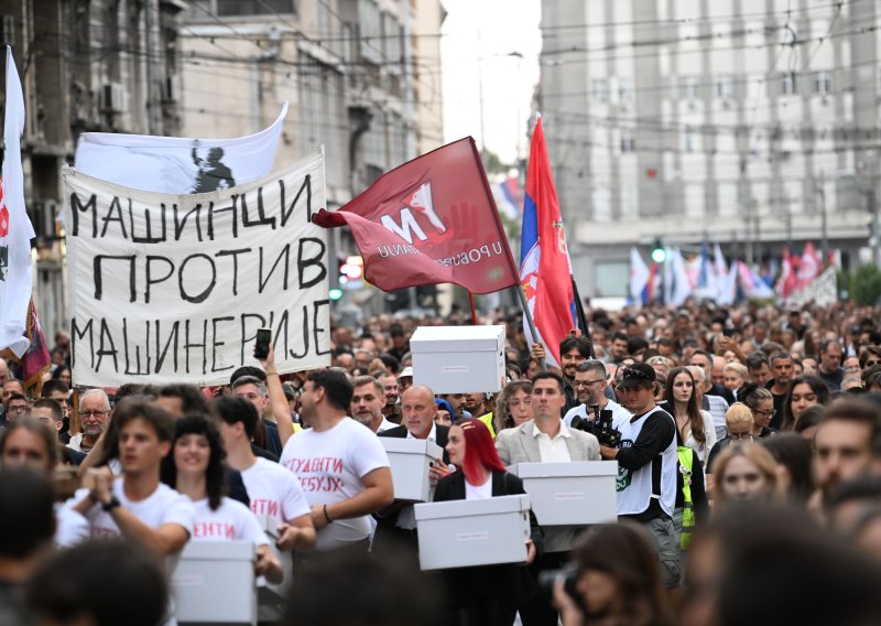 Veliki preokret uoči izbora u Srbiji: Oporbena koalicija povukla listu i podržala studente