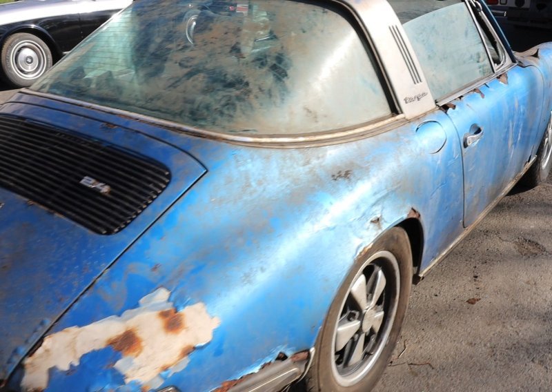 Gotovo 40 godina nitko nije pomaknuo ovaj automobil: Kad su podigli staru ceradu, shvatili su što imaju