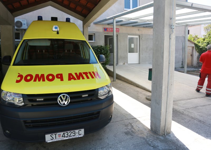 Žena se srušila pred zaključanom Hitnom: 'Da je tko bio unutra, sad bih pričao sa sestrom'