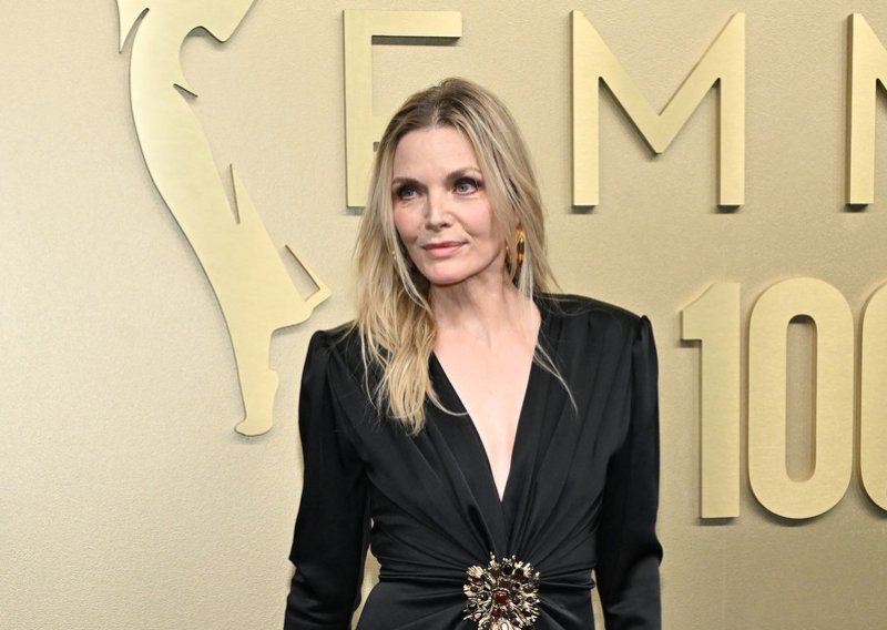 Moć crne svile i masivnog zlata: Michelle Pfeiffer očarala u skulpturalnoj toaleti s upečatljivim brošem na dodjeli Emmyja