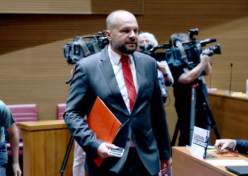 Afera trese SDP: Hajdaš Dončić udario po svojoj eurozastupnici