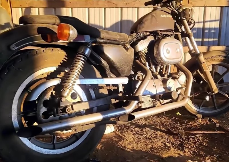 Kupio je mitski Harley sa samo 16 godina, a onda je 33 godine ostao zaboravljen među miševima: Pogledajte što se dogodilo kad su ga pokušali upaliti