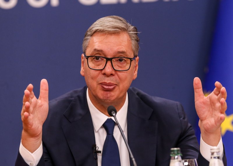 Vučić opet širi histeriju. 'Svi u regiji imaju loše namjere. Oni bi se s nama sprdali da se spremamo za traktore...'