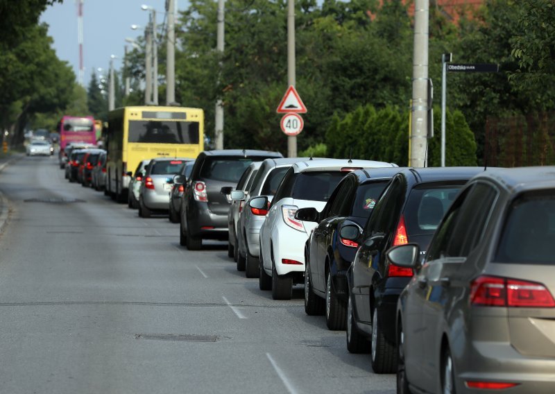 Automobili stoje u koloni, a vi motociklom prolazite između njih: Smijete li to zapravo raditi u Hrvatskoj?