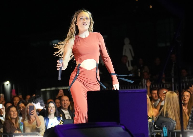 Lorenina figura je očito tu, haljina ju je uredno pokazala, ali stajlingu je nedostajalo ono nešto