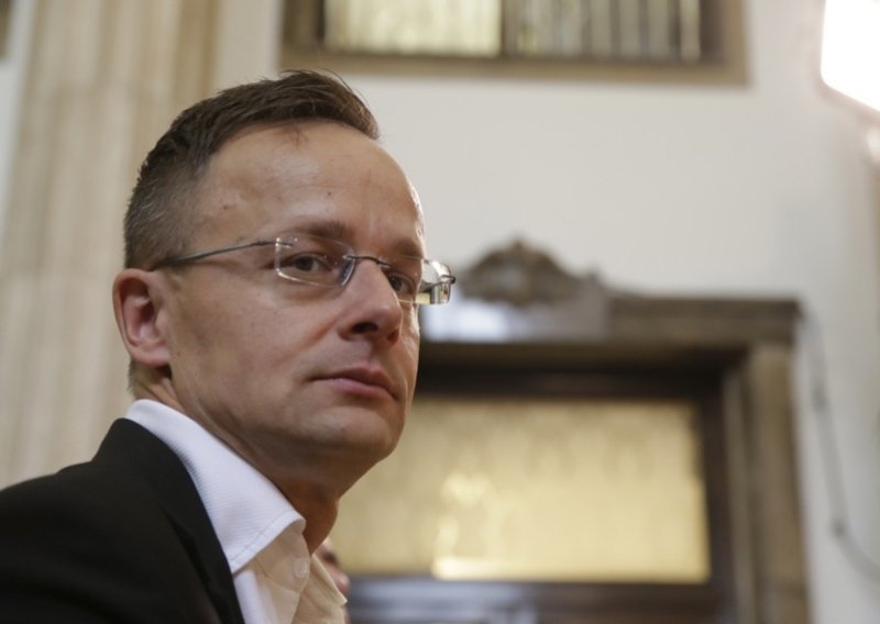 Nova mađarska vlast krenula na Szijjártóa: Prijavljen zbog luksuznih letova, trošio je milijarde