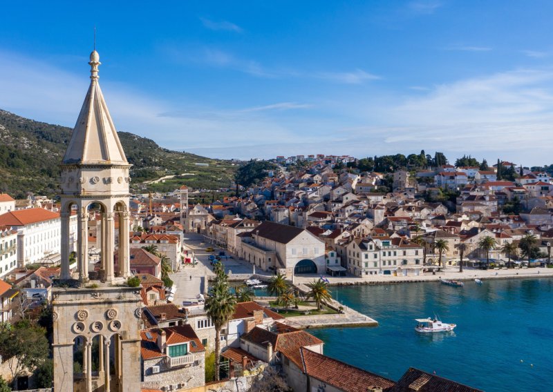 Strani medij Hvar proglasio savršenim otokom za jesenski odmor: Kupanje još traje, a gužve nestaju
