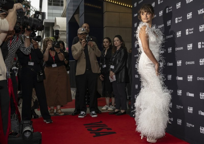 Teško je skinuti pogled s Penelope Cruz: Ovakva haljina ne treba nikakve dodatke