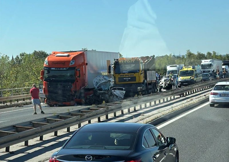 Teška nesreća na zagrebačkoj obilaznici: Automobili potpuno smrskani, jedna osoba poginula, promet u prekidu