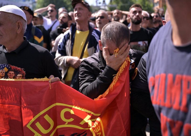 FOTO Šok na Kosovu: Tisuće u Prištini skandirale Thacijevo ime, neki su zaplakali - 'Sramota!'