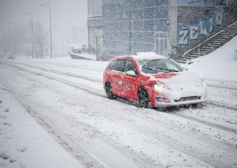 Ovo ćemo uskoro gotovo svi raditi u automobilu, a može biti opasno već pri 16 km/h: ADAC upozorava