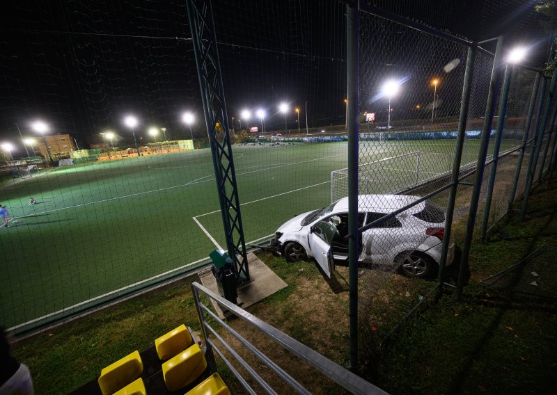 Autom sletio s ceste i završio na stadionu: 'Udario je u ogradu dok je trajala utakmica'