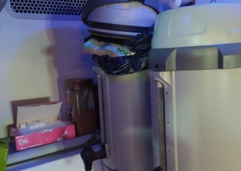 Carinu na Bajakovu u kafe aparatu dočekalo iznenađenje