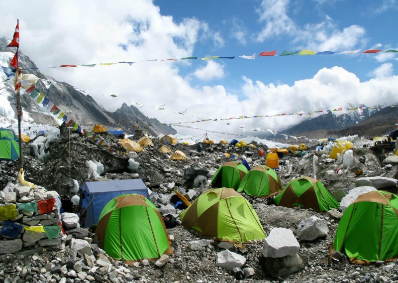 Tisuće litara urina tope najviši vrh svijeta: Mount Everest se alarmantno mijenja