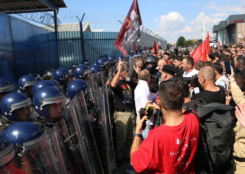 FOTO/VIDEO Noć nereda u Prištini: Gađali sjedište EULEX-a kamenjem, dio krova zahvatio požar