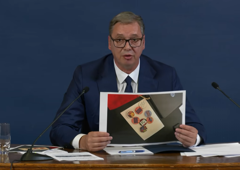 Novinarka 'bocnula' Vučića: 'Kako ide pakiranje? Nosite li i ćacilend, šatore i kriminalce?'