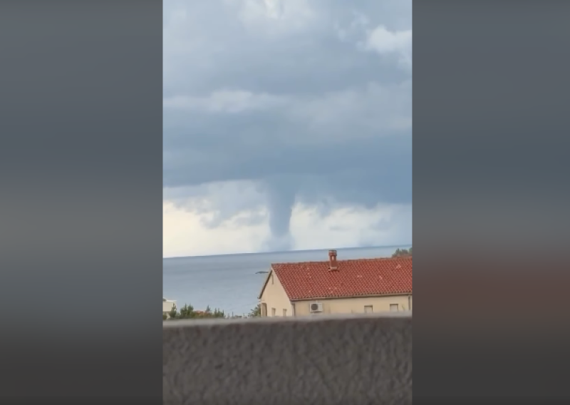 VIDEO Nevrijeme stiglo u Istru: Snimljena pijavica i shelf cloud, Poreč 'zaplivao'