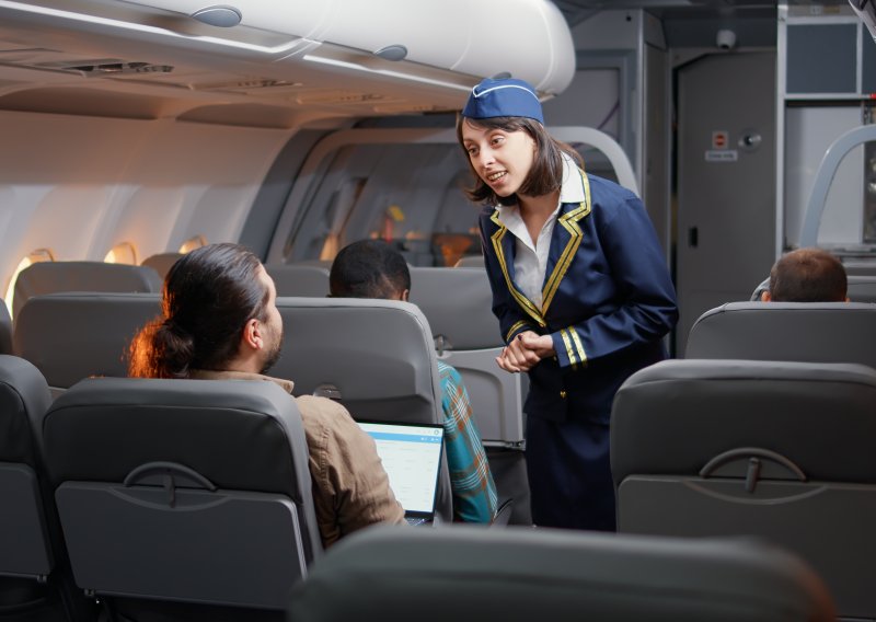 Ovu naizgled bezazlenu stvar u avionu posada želi da prestanemo raditi