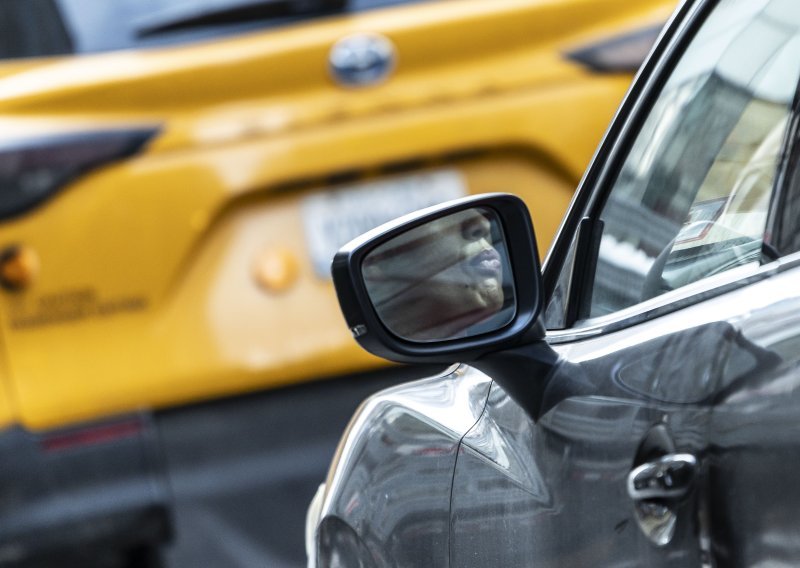 Zašto neki automobili imaju žmigavce u retrovizorima, a drugi na blatobranima?