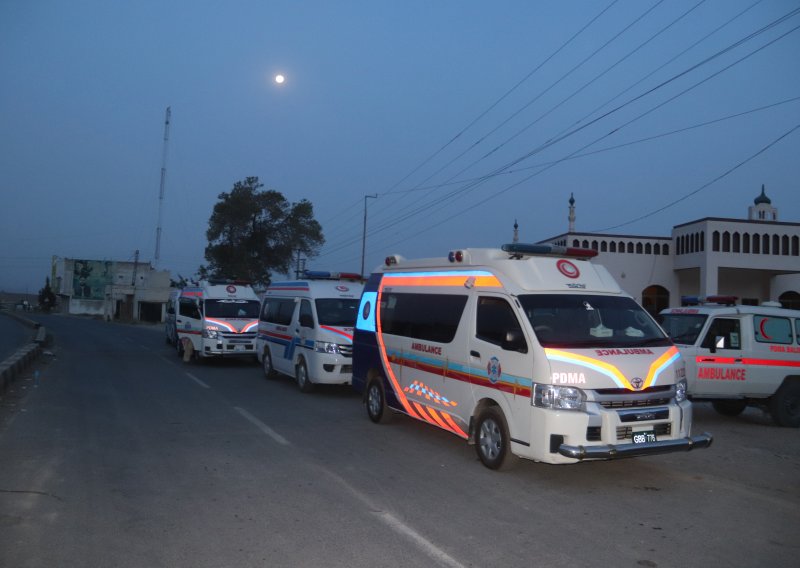 Najmanje 15 poginulih u napadu auto-bombom na policiju u Pakistanu