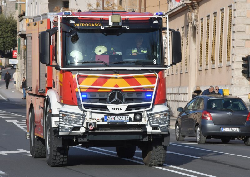 Tinejdžeru u Zagrebu ruka zapela u automatu dok je kupovao kondom i torticu