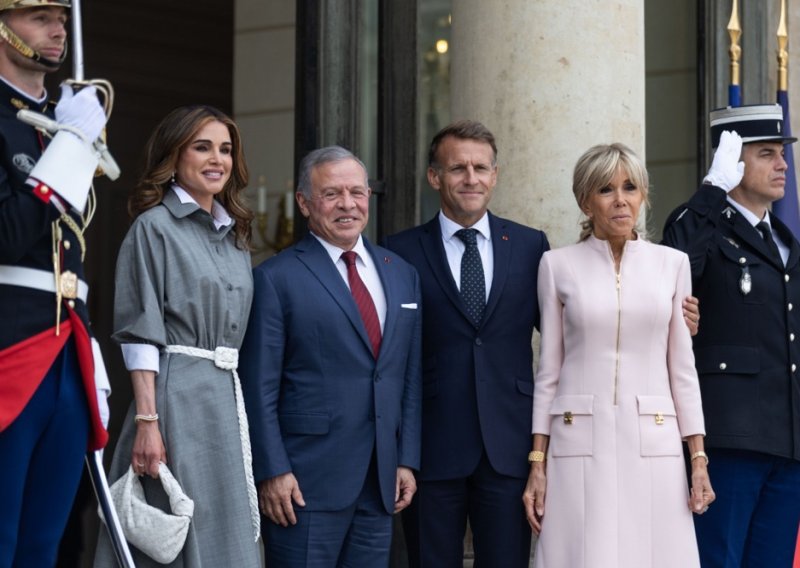 Brigitte Macron ostala vjerna omiljenom kroju, a ova nježna nijansa pun je pogodak