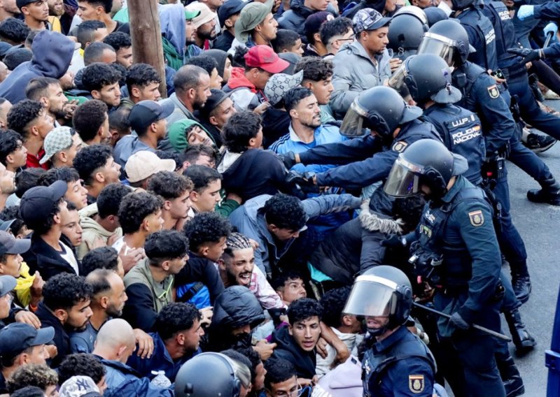 VIDEO Policija palicama premještala na tisuće migranata u Ceuti, zavladao kaos