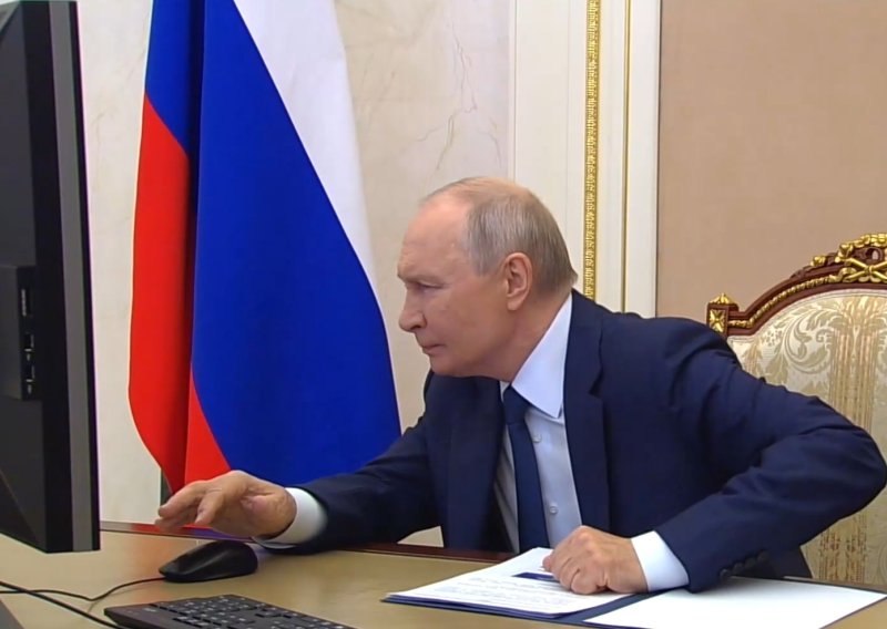 VIDEO Putin glasao preko interneta, a snimka postala hit: Svi gledaju dva detalja