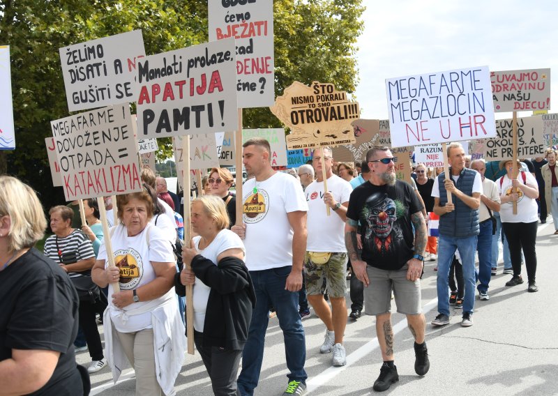 FOTO U Ludbregu građani prosvjedovali zbog megafarme pilića: 'U pitanju su ljudski životi'