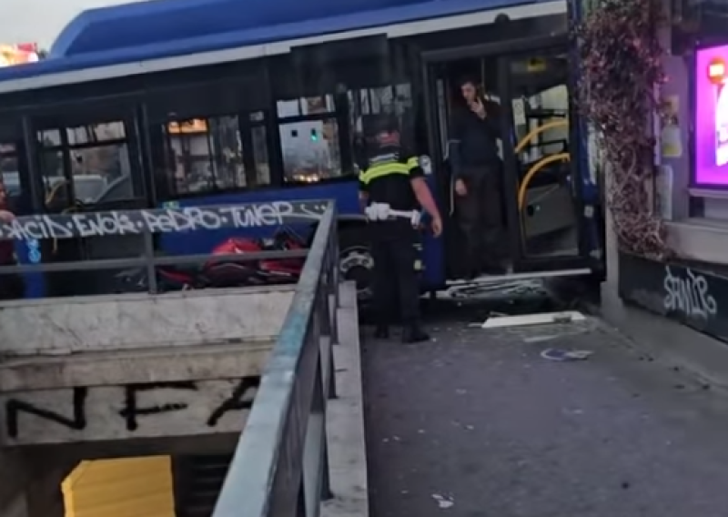 VIDEO Kaos u središtu Beograda: Autobus prešao četiri trake pa se zabio u lokal