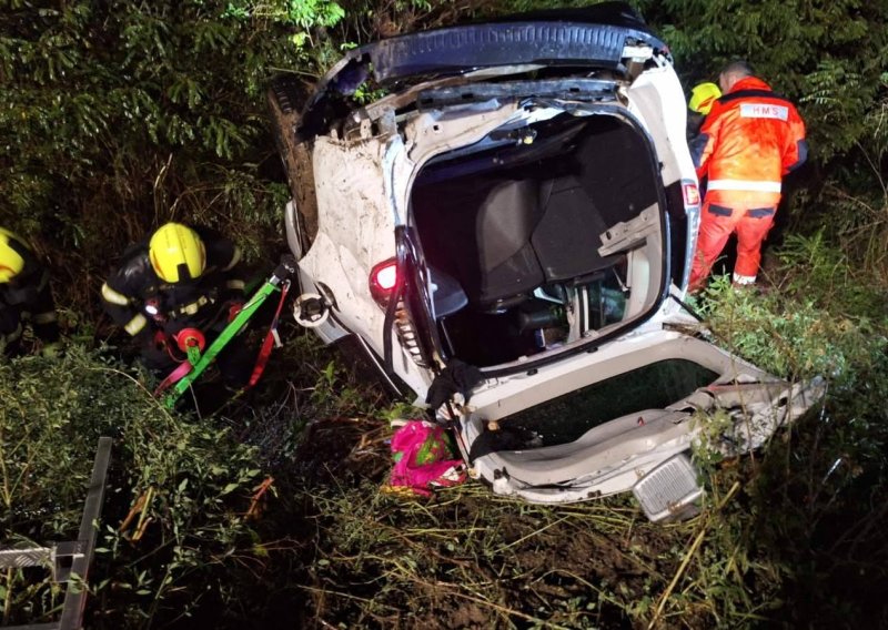 FOTO Teška nesreća u Slavoniji: Automobil završio na krovu, osoba ostala prikliještena
