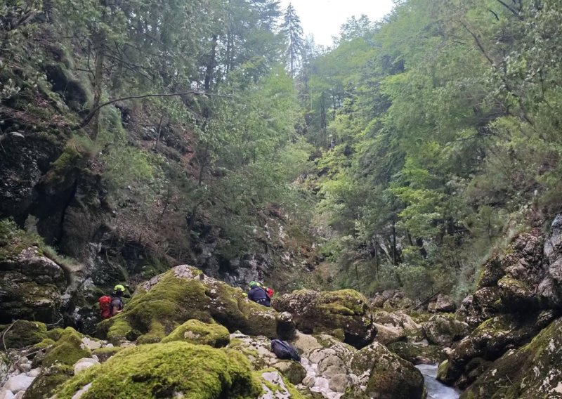 Tragedija kod slapa u Bohinju: Otac poginuo, teško ozlijeđeno dijete helikopterom prevezeno u bolnicu