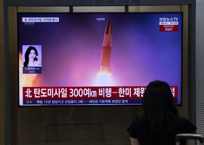 Sjeverna Koreja lansirala je dvije balističke rakete i pojačala pritisak na SAD