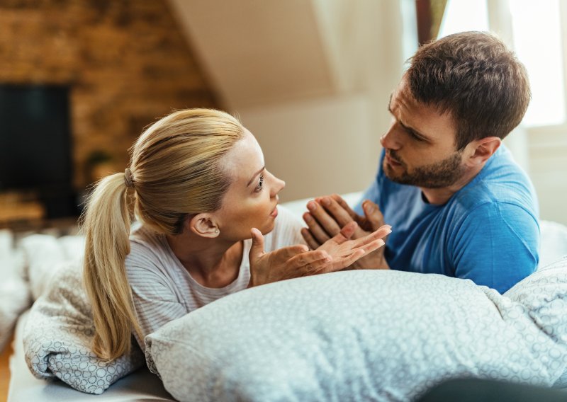 Četiri rečenice koje partneri izgovaraju iz navike, a stručnjaci tvrde da najviše štete vezi: Znate li koju ste izgovorili zadnju?