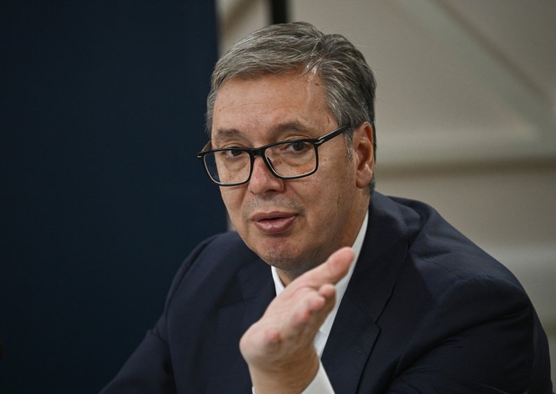 Vučić podnio ostavku - ovlasti šefa države preuzima Ana Brnabić