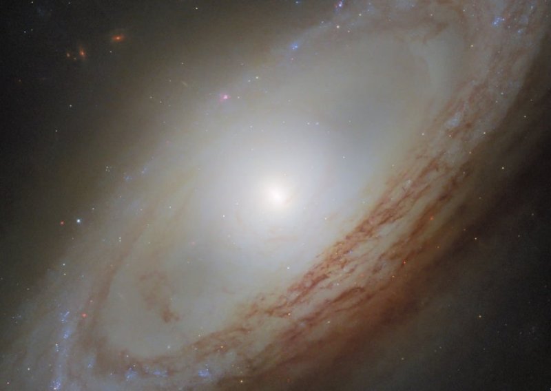 Ova galaksija vrti se na neobičan način: Hubble otkrio što se događa u njezinu središtu