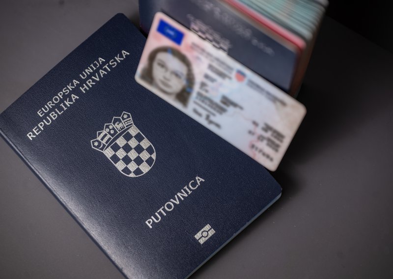 Neobičan trend s društvenih mreža stvara probleme na granicama: Zašto ljudi zamataju putovnice u aluminijsku foliju?