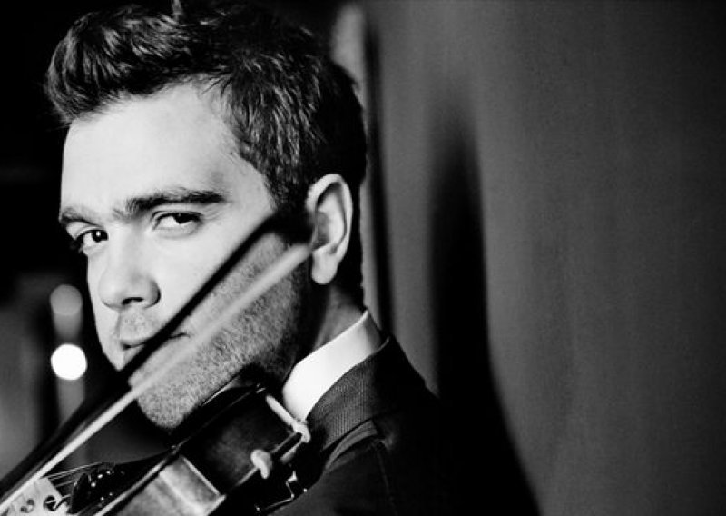 Violinist  Mikhail Simonjan u Plavom ciklusu