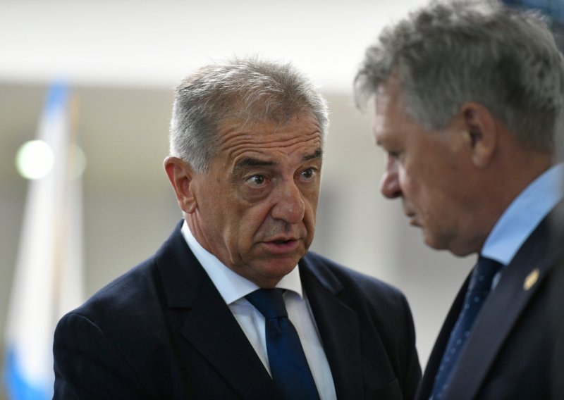 'Možda se malo kasni, ali ipak se kreće. Krumpir je zdrav, janjetina je zdrava, šljivovica je zdrava...'