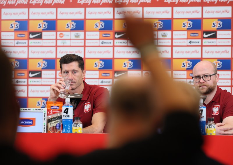 Lewandowski se na presici pred BiH uhvatio za glavu: 'U šoku sam. Ozbiljno? U šoku sam, to je zastrašujuće'