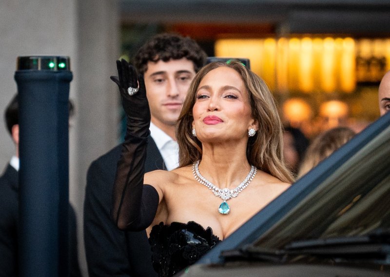 Haljina je raskošna, ali pogledajte samo ovu senzacionalnu ogrlicu Jennifer Lopez
