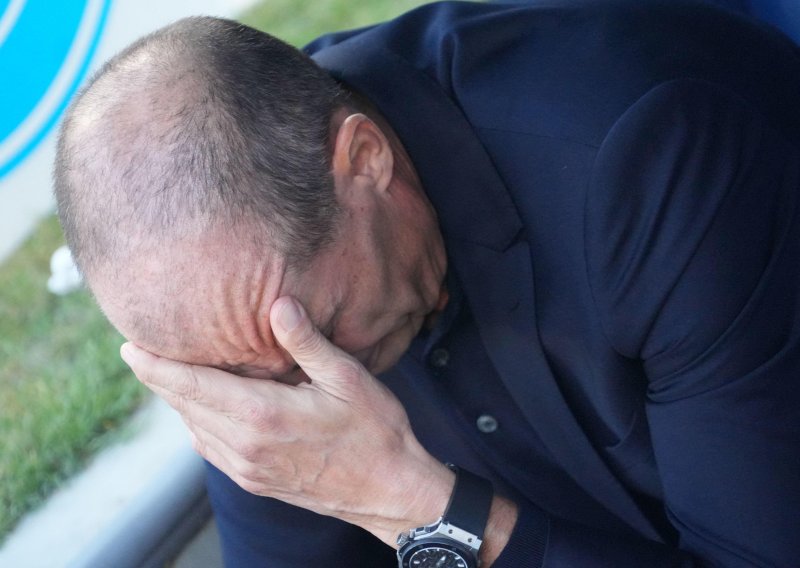 Slavni trener poludio nakon novog kiksa: 'Udarao je u zid, psovao i urlao na igrače'