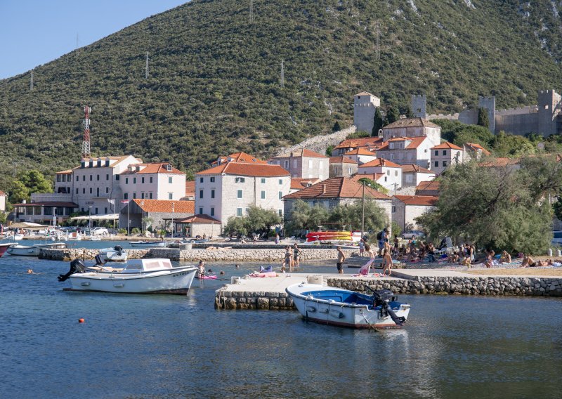 Stiglo upozorenje: Na plaži u Stonu more onečišćeno fekalijama